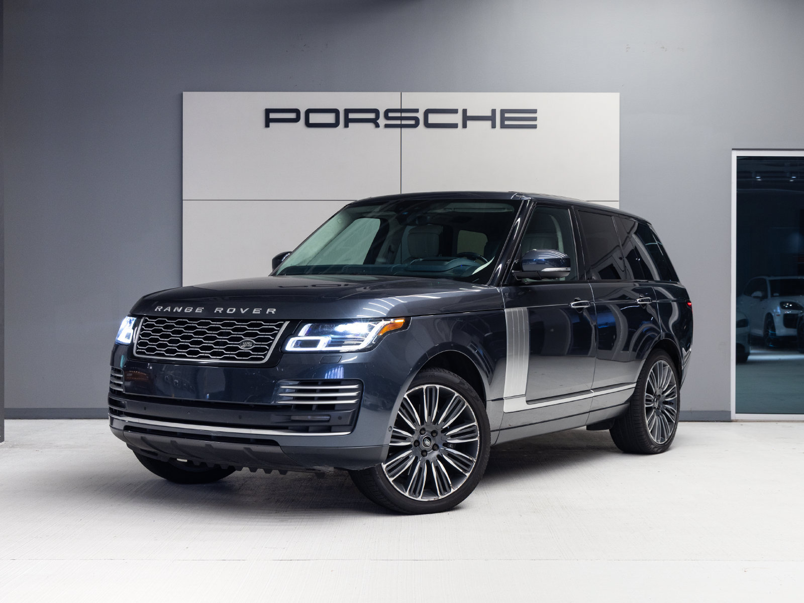 Used 2021 Land Rover Range Rover Autobiography AWD/4WD image 1