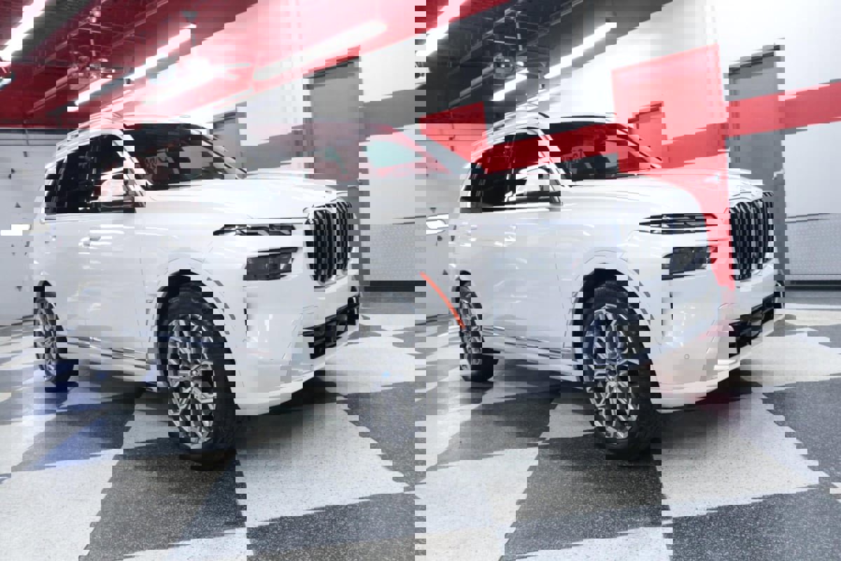 Used 2023 BMW X7 xDrive40i w/ Premium Package image 2