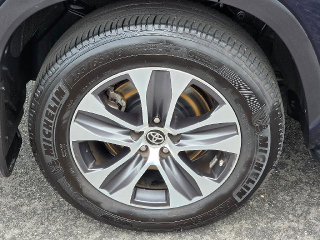 Used 2022 Toyota Highlander XLE AWD/4WD image 12
