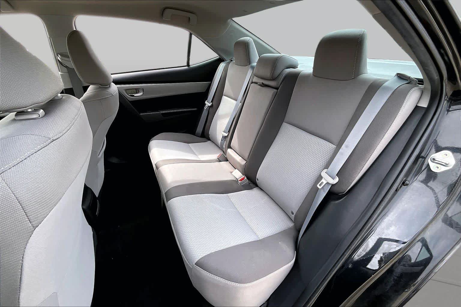 Used 2018 Toyota Corolla LE FWD image 19