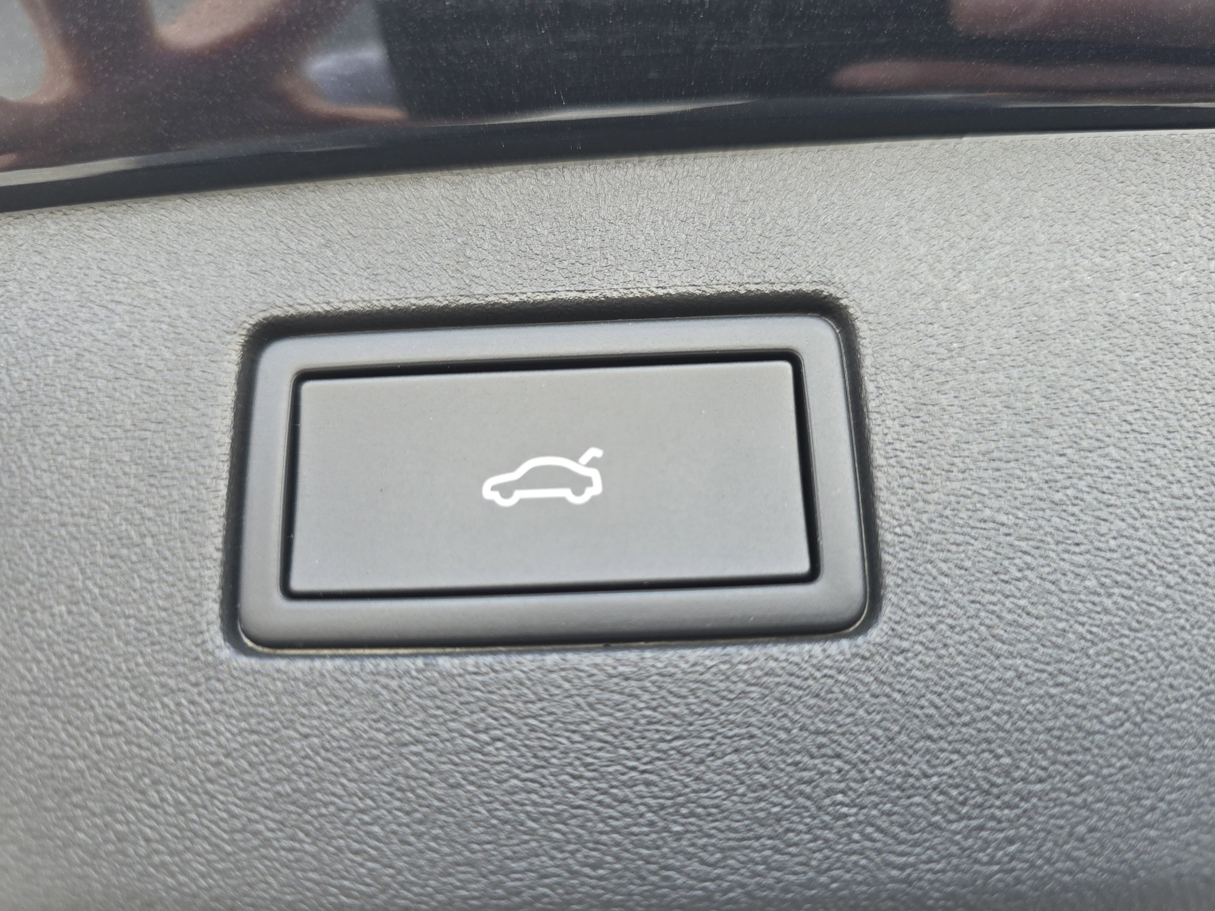 New 2025 Volkswagen Tiguan SE R-Line image 18