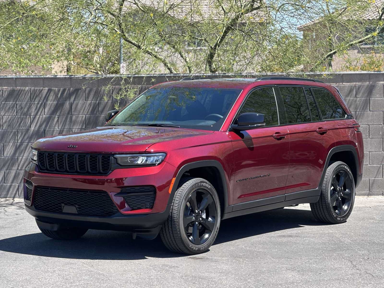 Used 2025 Jeep Grand Cherokee Altitude AWD/4WD image 4
