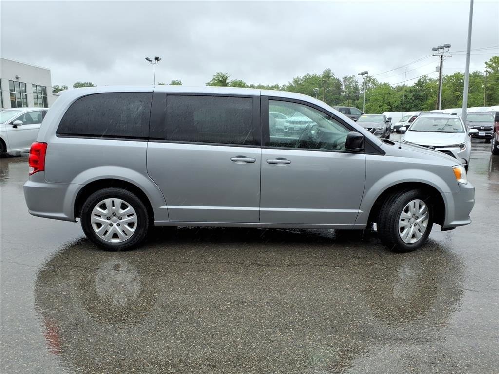 Used 2018 Dodge Grand Caravan SE w/ UConnect Hands-Free Group FWD image 3