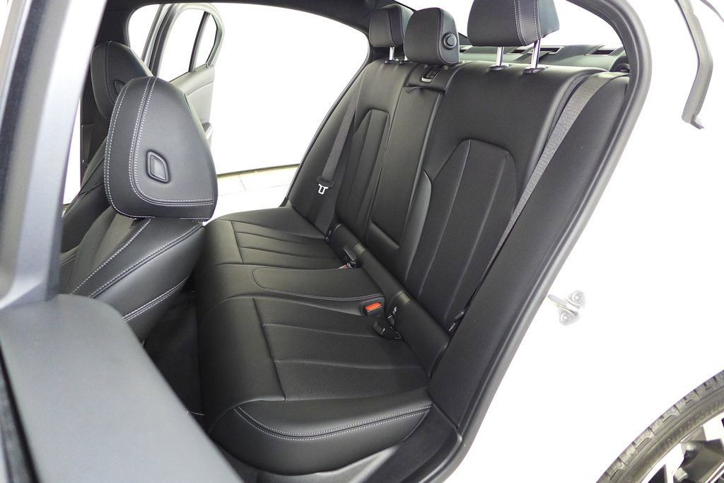 Used 2025 BMW 330i Sedan w/ Convenience Package RWD image 21