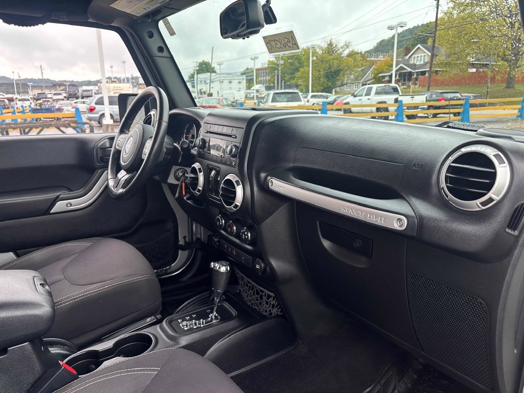 Used 2015 Jeep Wrangler Unlimited Sahara AWD/4WD image 26