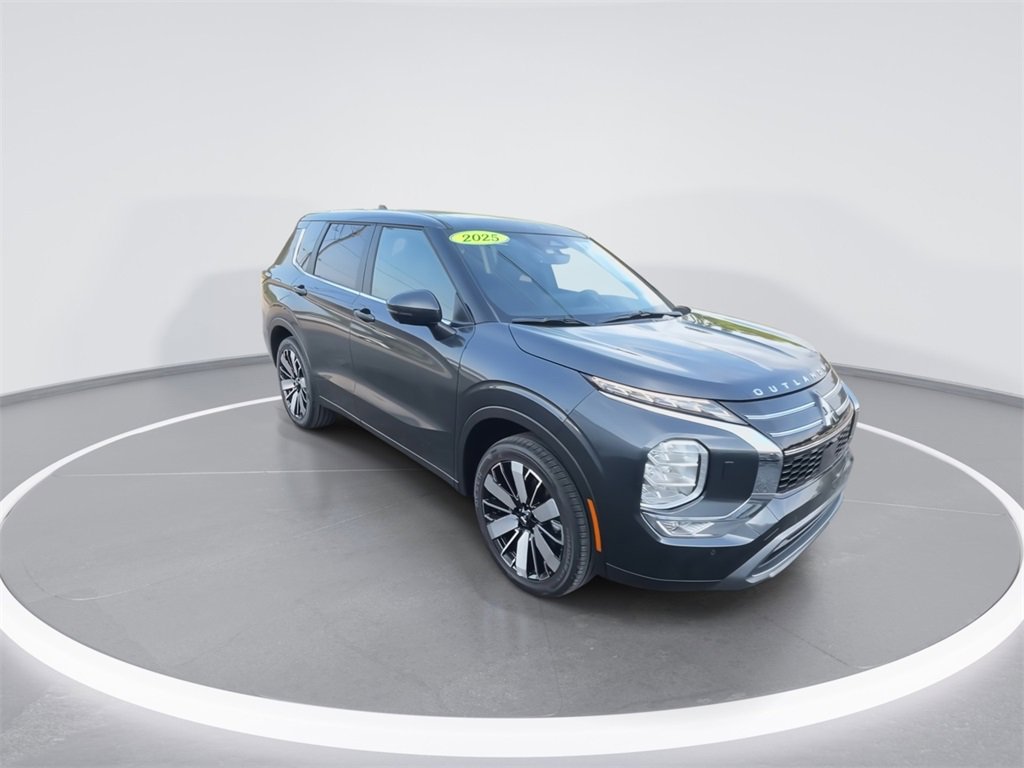 New 2025 Mitsubishi Outlander SE image 2