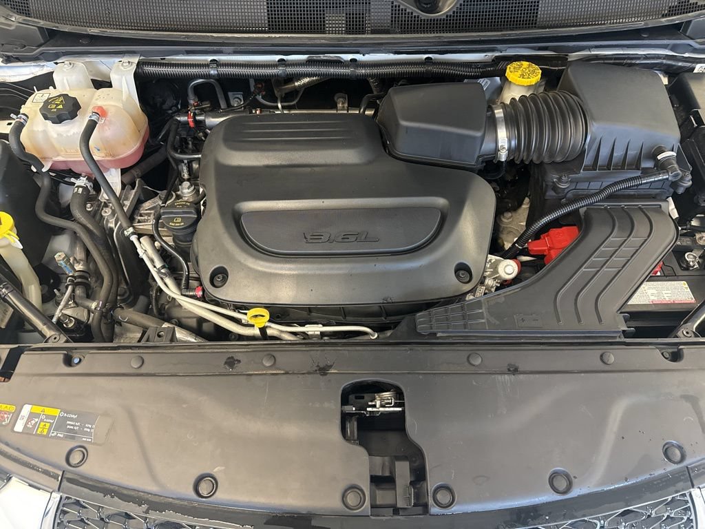 Used 2023 Chrysler Pacifica Touring-L FWD image 7