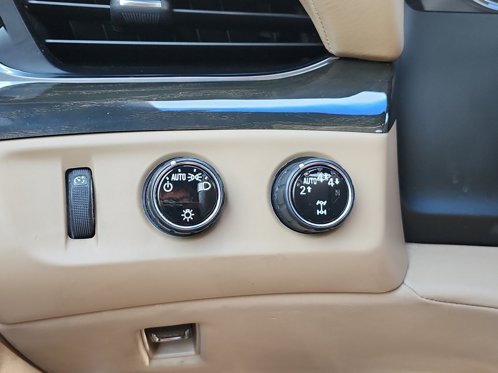 Used 2018 Cadillac Escalade Platinum AWD/4WD image 22