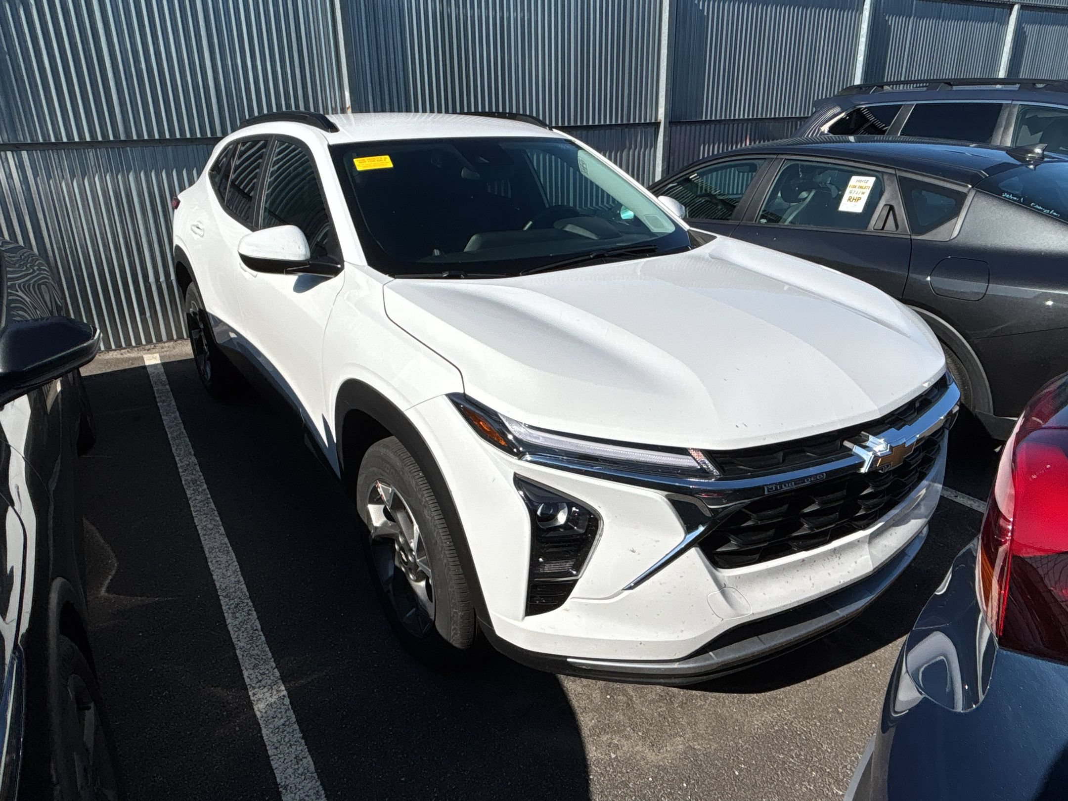Used 2025 Chevrolet Trax LT w/ LT Convenience Package FWD image 2