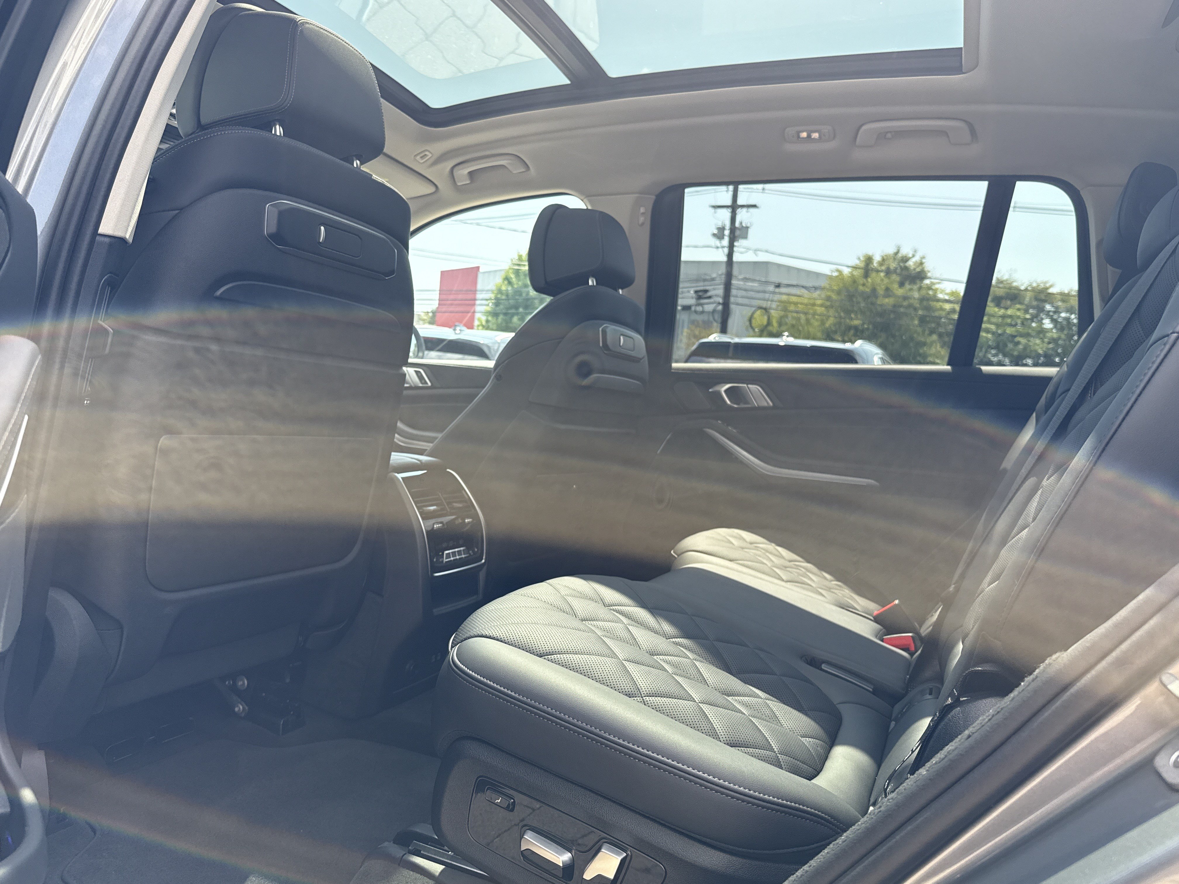 Used 2024 BMW X7 xDrive40i w/ Premium Package AWD/4WD image 36