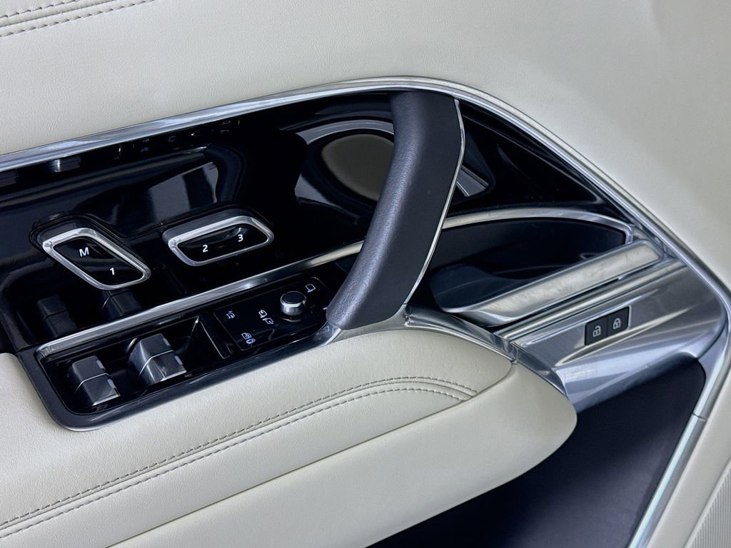Used 2023 Land Rover Range Rover SE image 24