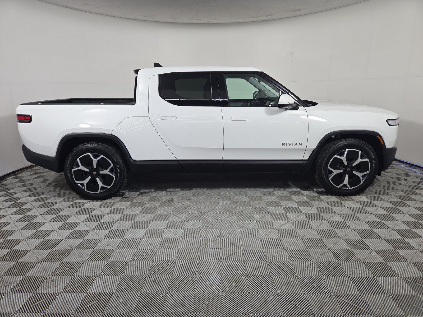 Used 2024 Rivian R1T Adventure AWD/4WD image 6