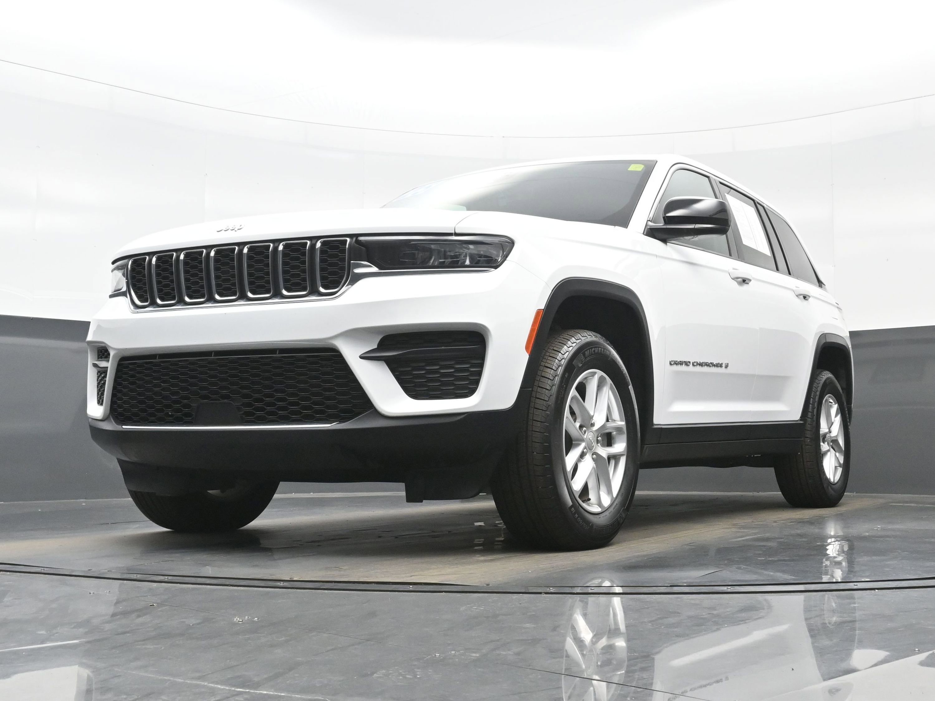 Used 2025 Jeep Grand Cherokee Laredo X w/ Luxury Tech Group I image 27