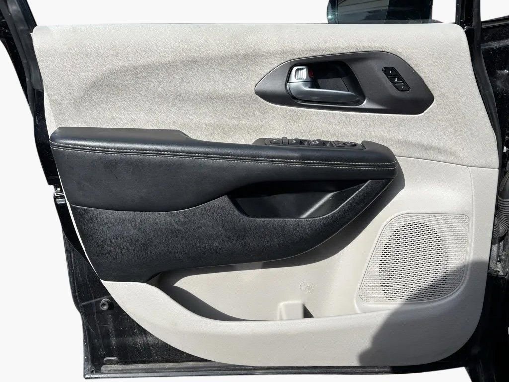 Used 2024 Chrysler Pacifica Touring-L image 8