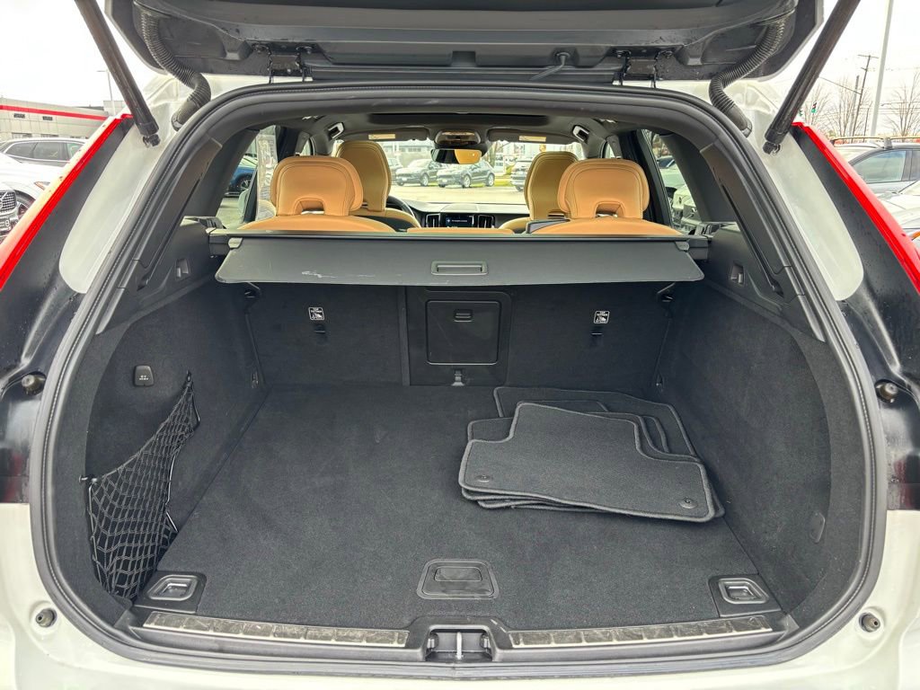 Used 2020 Volvo XC60 T5 Momentum image 24