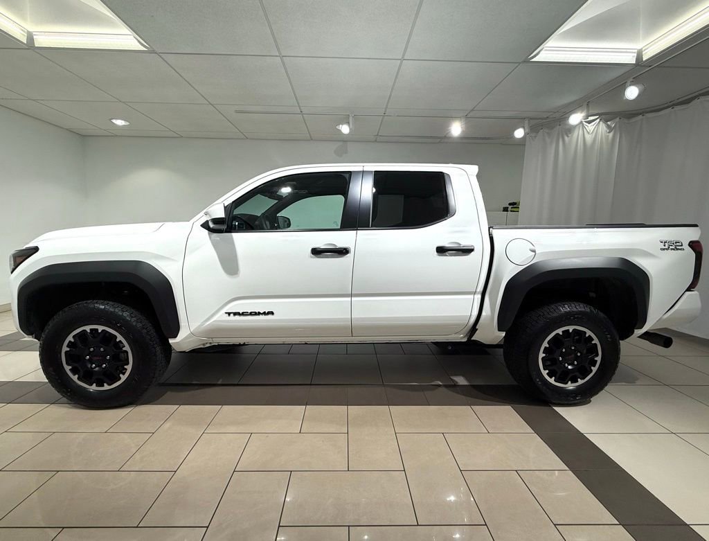 Certified 2025 Toyota Tacoma TRD Off-Road image 2