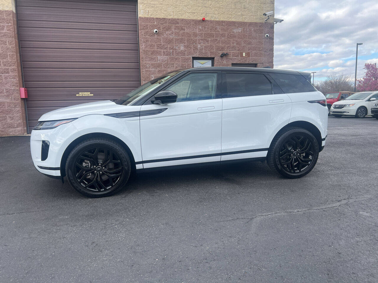 Used 2023 Land Rover Range Rover Evoque SE AWD/4WD image 2