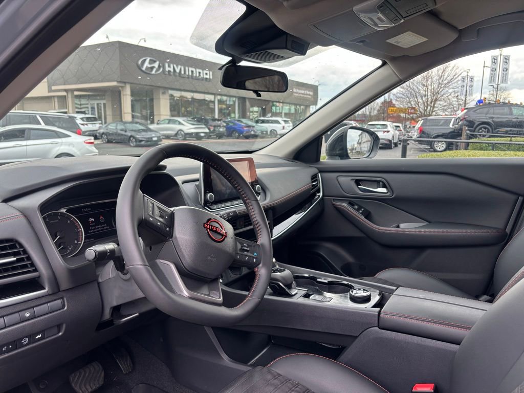 Used 2025 Nissan Rogue SV image 5