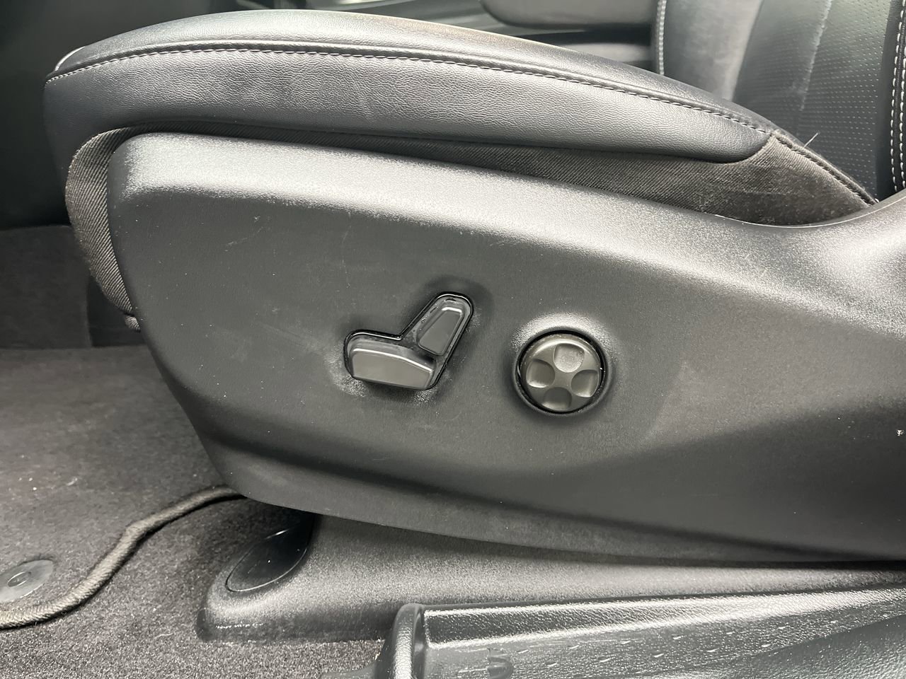 Used 2025 Chrysler Pacifica Select image 9