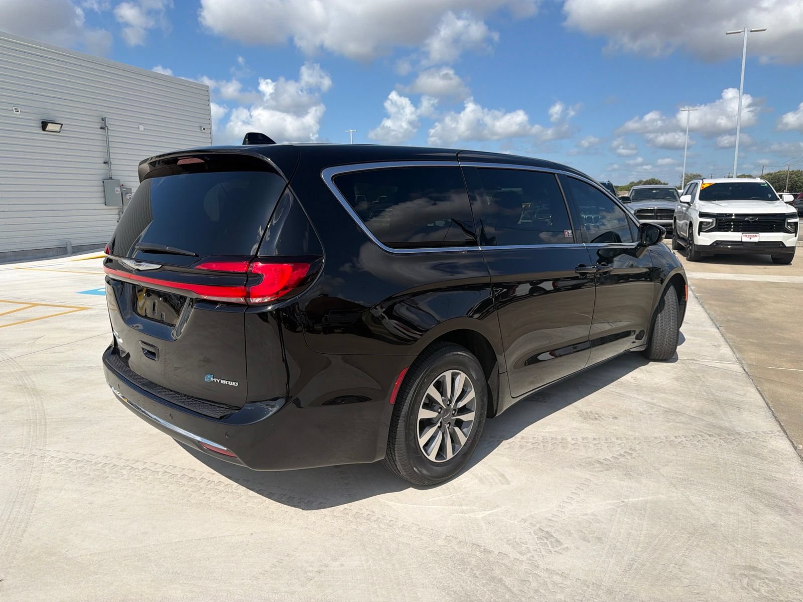 Used 2025 Chrysler Pacifica Select FWD image 7