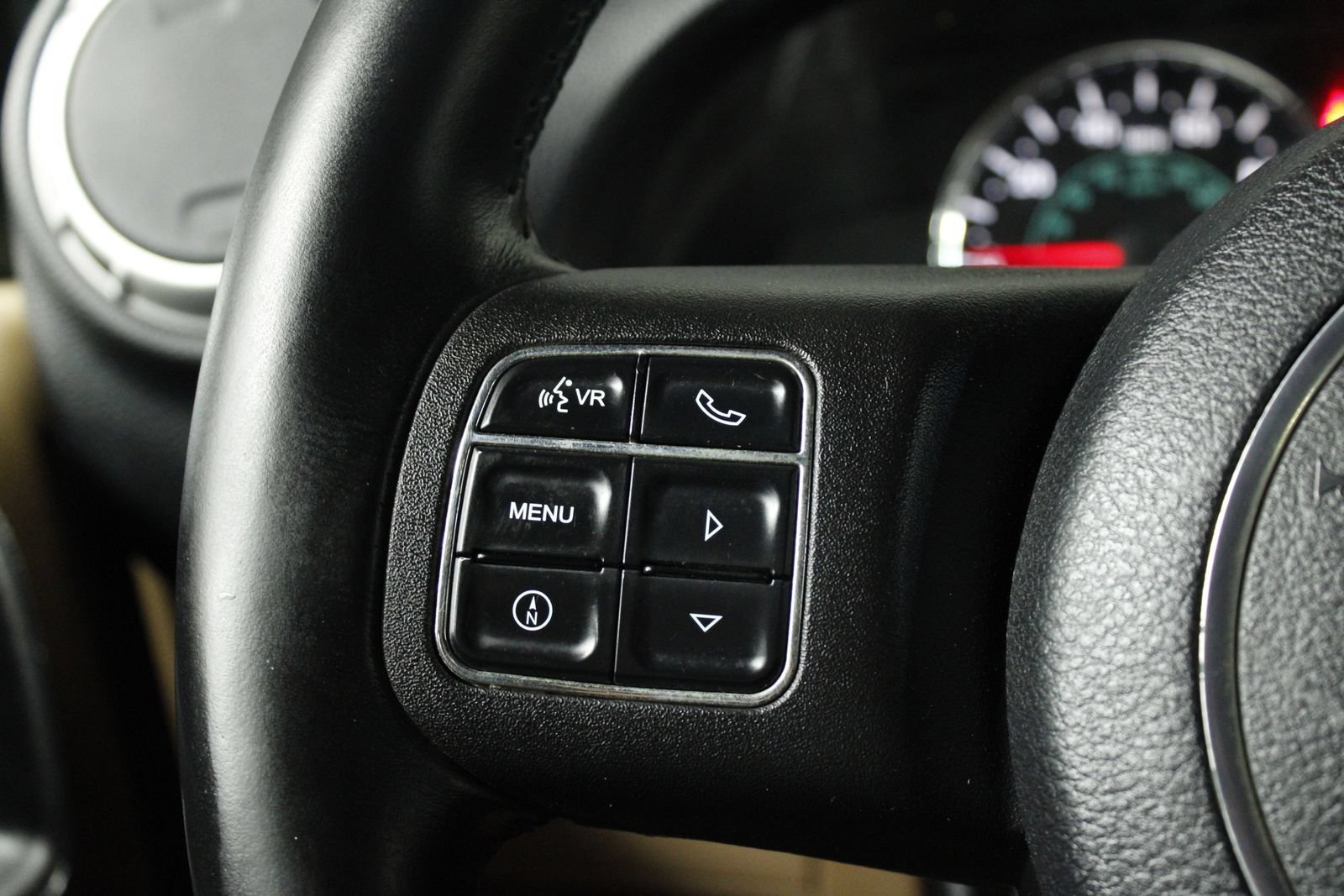 Used 2011 Jeep Wrangler Unlimited Sahara w/ Connectivity Group AWD/4WD image 12