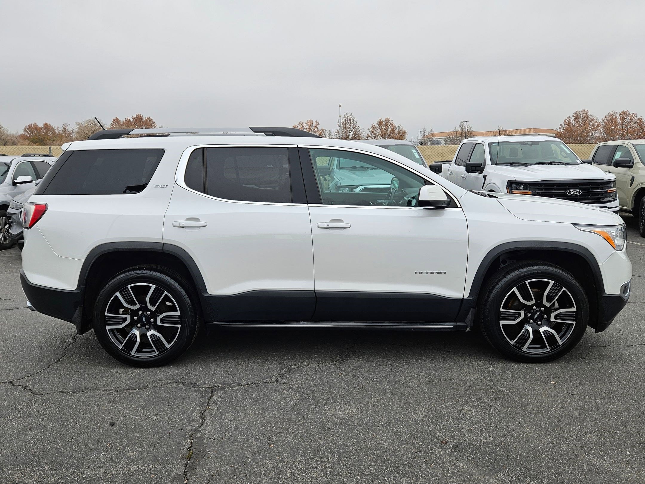 Used 2019 GMC Acadia SLT image 2