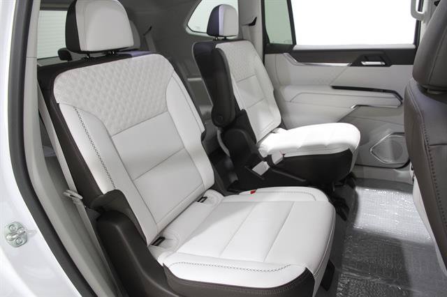 Used 2025 GMC Acadia Denali w/ LPO, Floor Liner Package FWD image 18