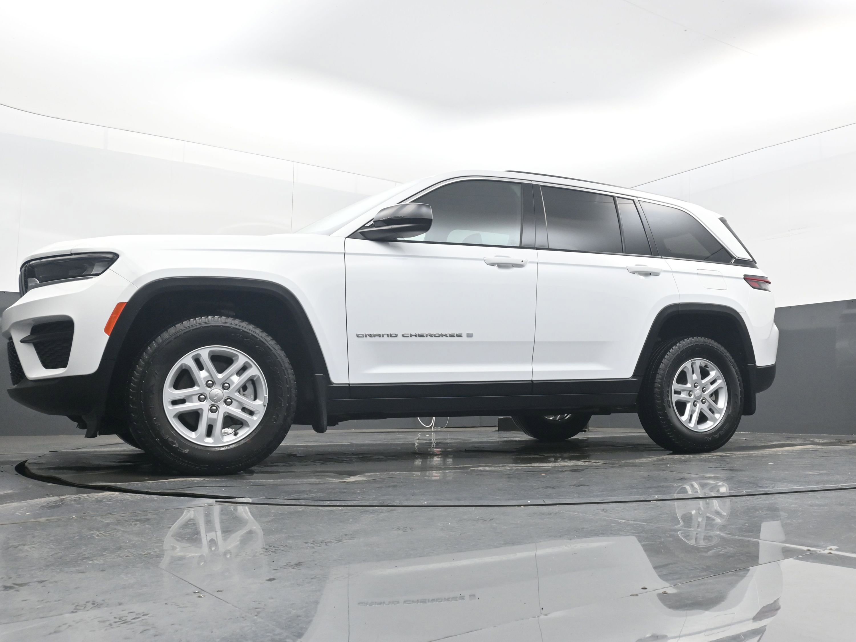 Used 2024 Jeep Grand Cherokee Laredo w/ MOPAR Finishing Package image 27