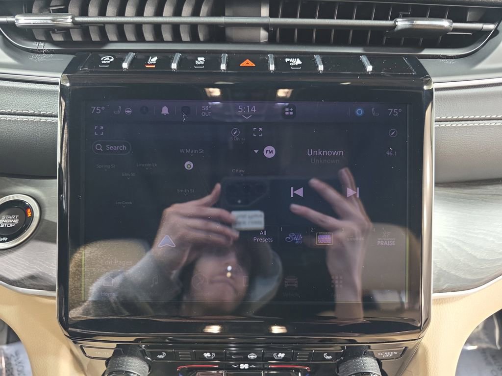 Used 2025 Jeep Grand Cherokee Limited w/ Luxury Tech Group II image 22