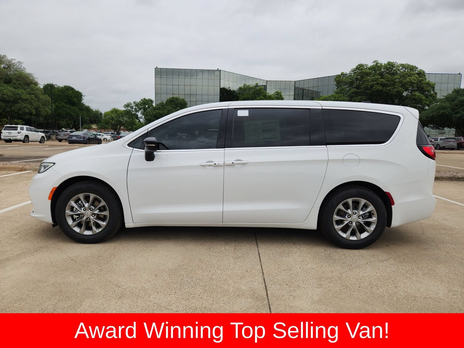 New 2026 Chrysler Pacifica Limited w/ Uconnect Theater Family Group FWD image 3