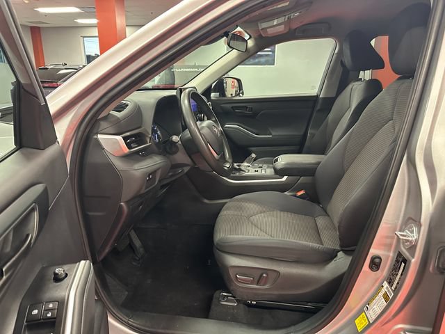 Used 2023 Toyota Highlander L AWD/4WD image 10