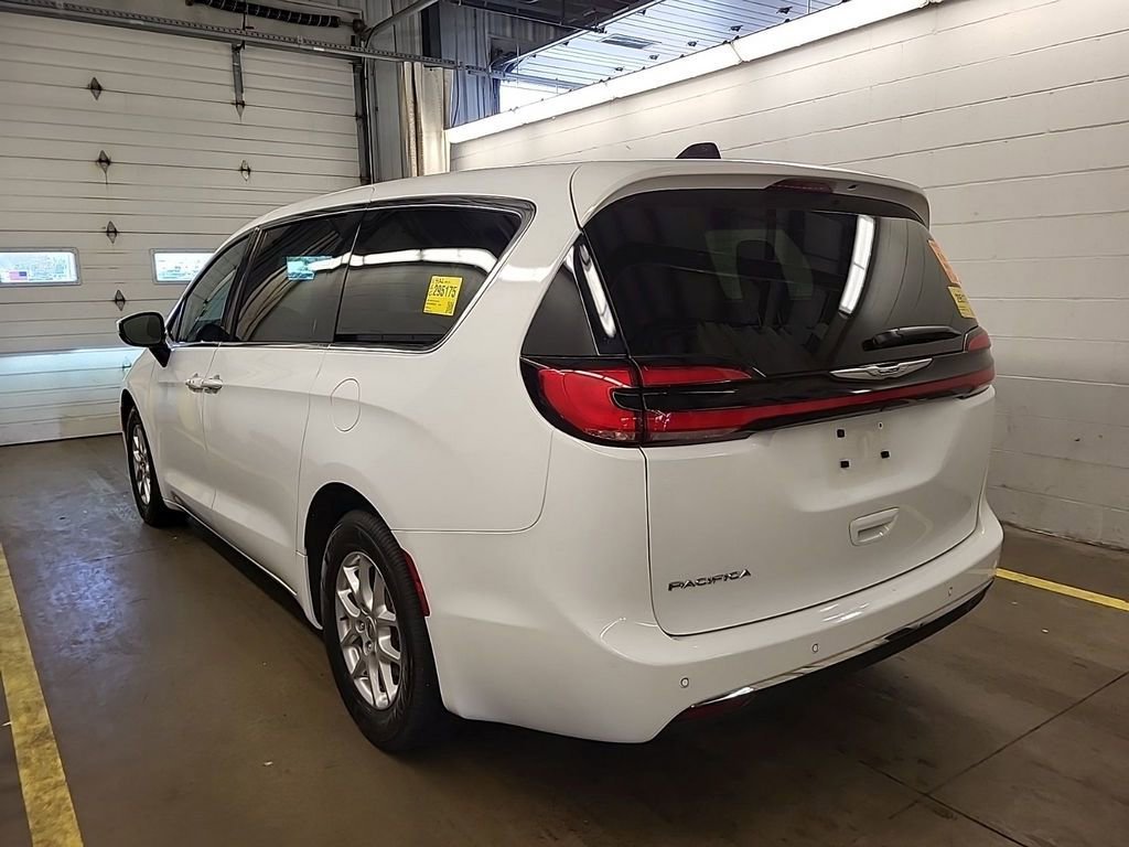 Used 2023 Chrysler Pacifica Touring-L FWD image 4