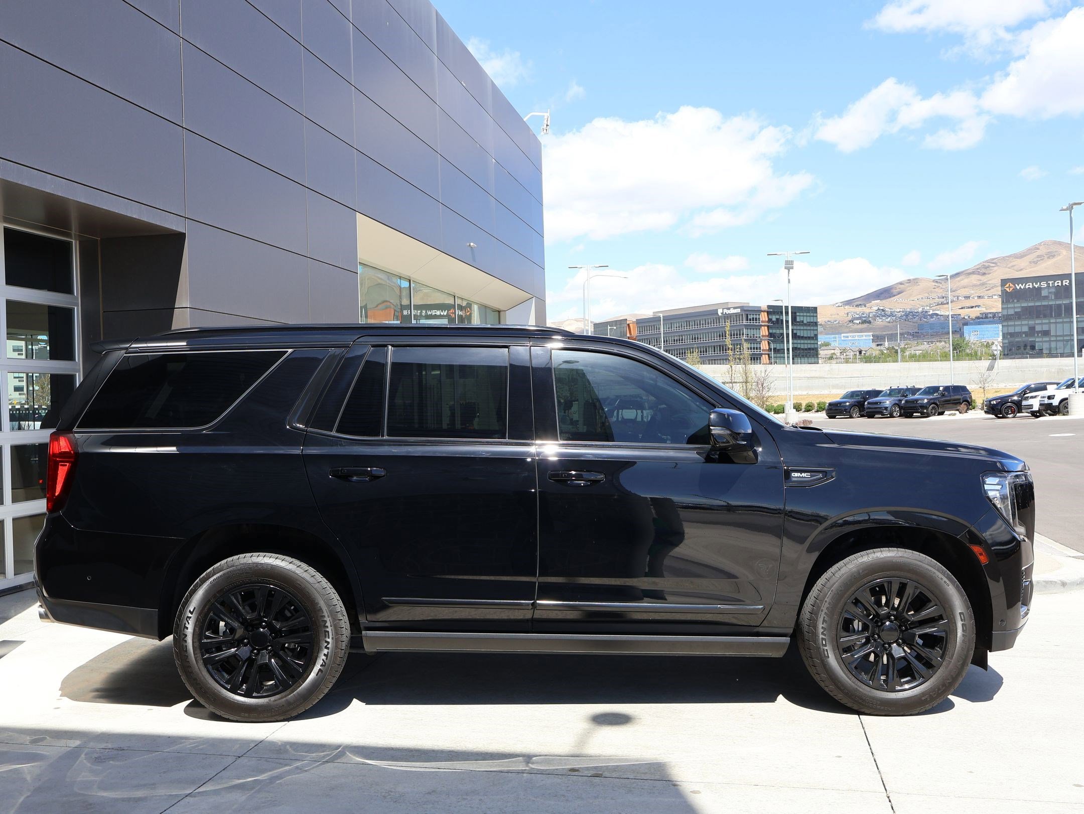 Used 2024 GMC Yukon Denali w/ Advanced Technology Package AWD/4WD image 4