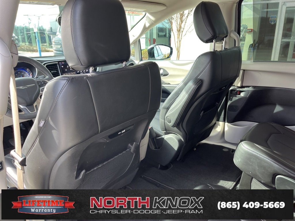 Used 2024 Chrysler Pacifica Touring-L image 16