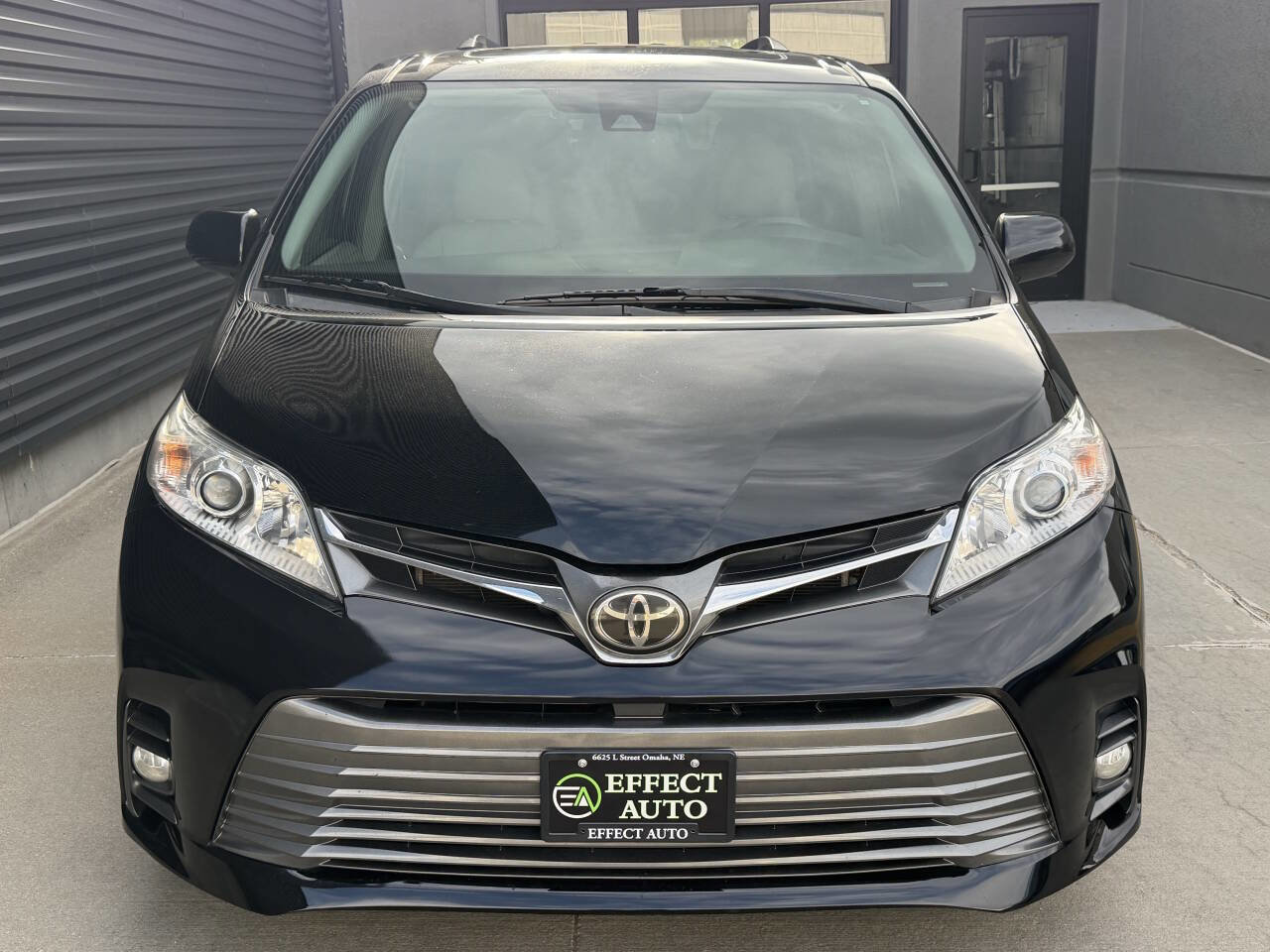 Used 2019 Toyota Sienna XLE w/ XLE Navigation Package FWD image 4