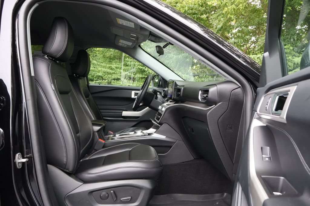 Used 2023 Ford Explorer XLT w/ Equipment Group 202A AWD/4WD image 40