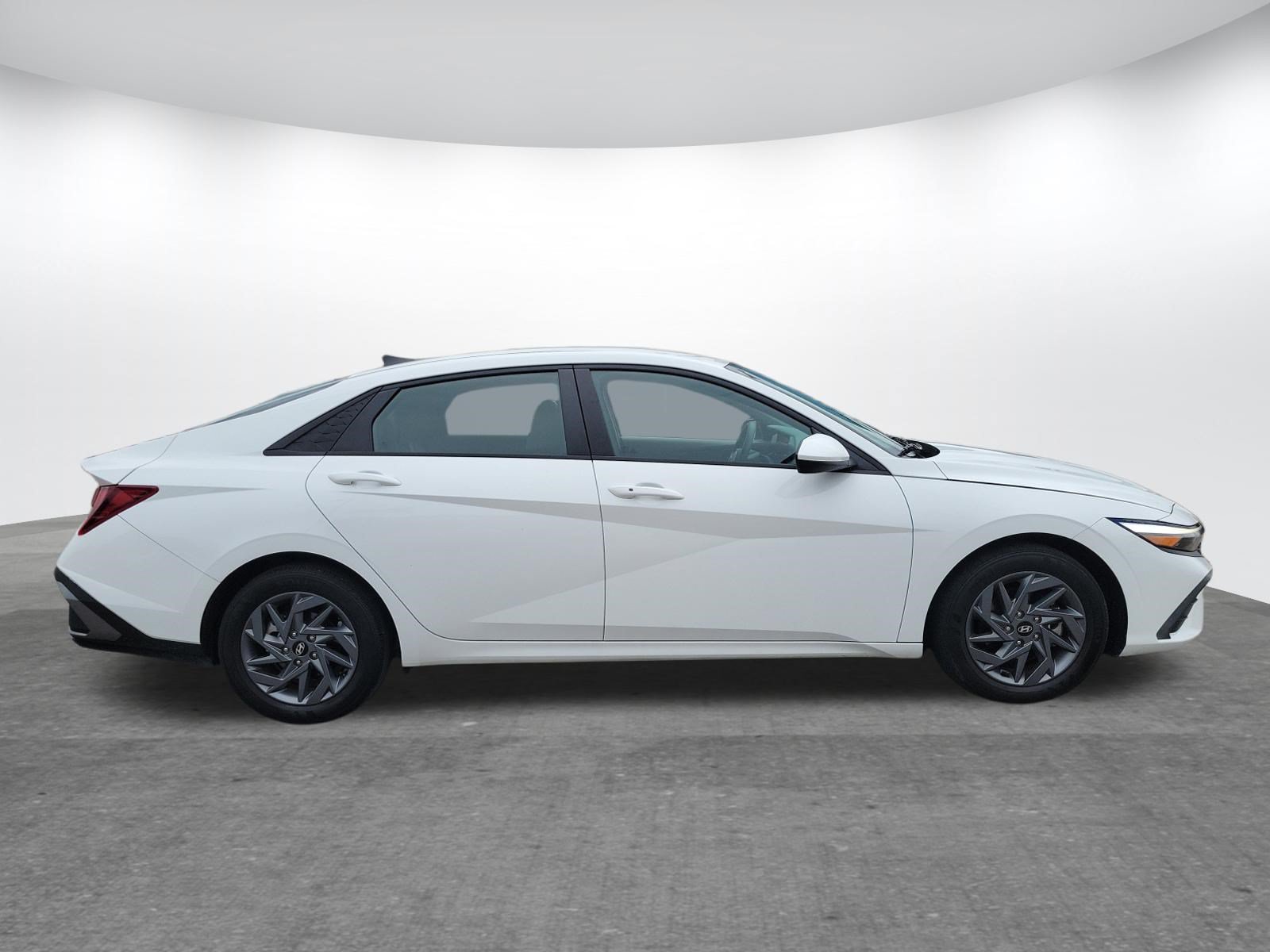 Used 2024 Hyundai Elantra SEL FWD image 19