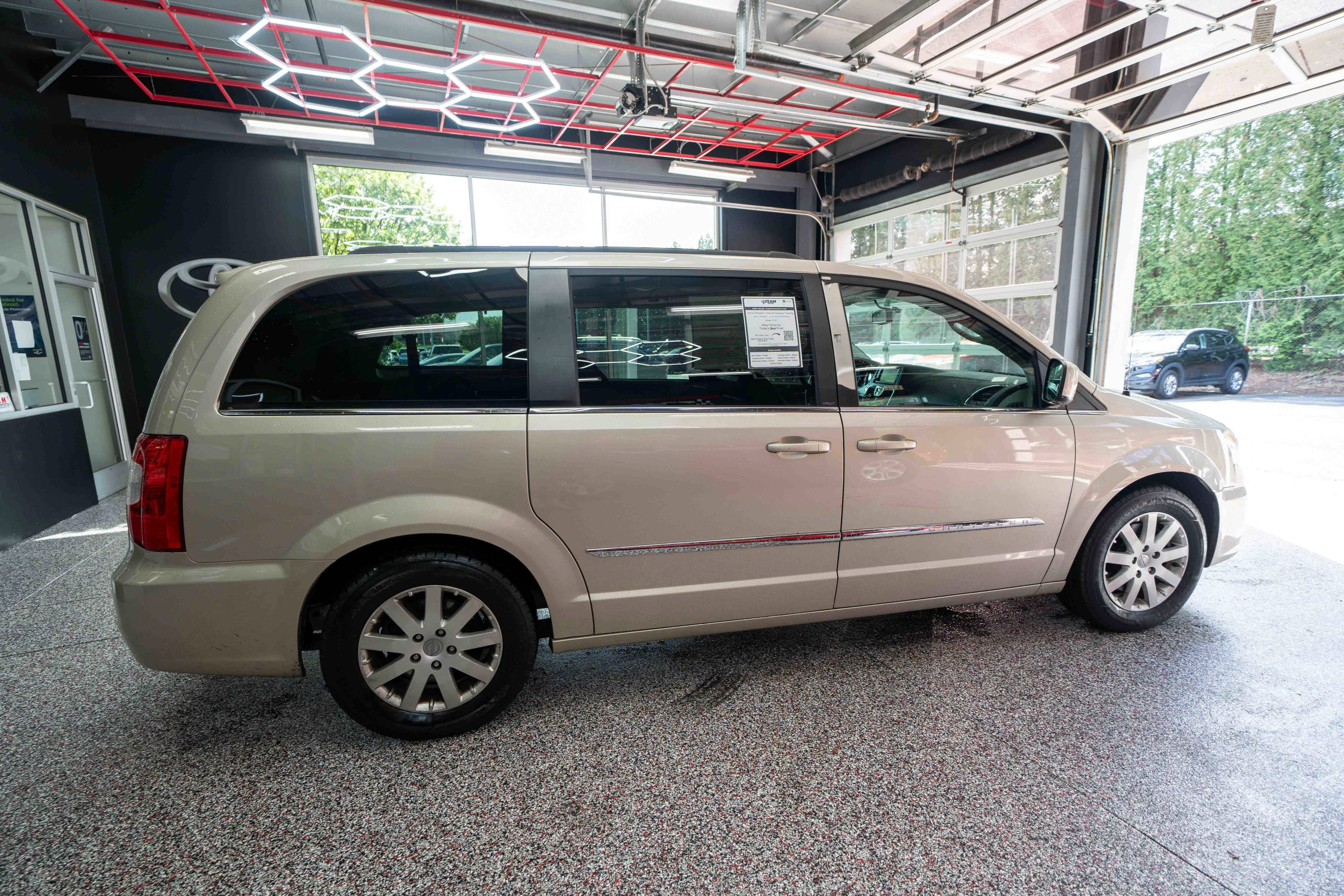 Used 2014 Chrysler Town & Country Touring image 4