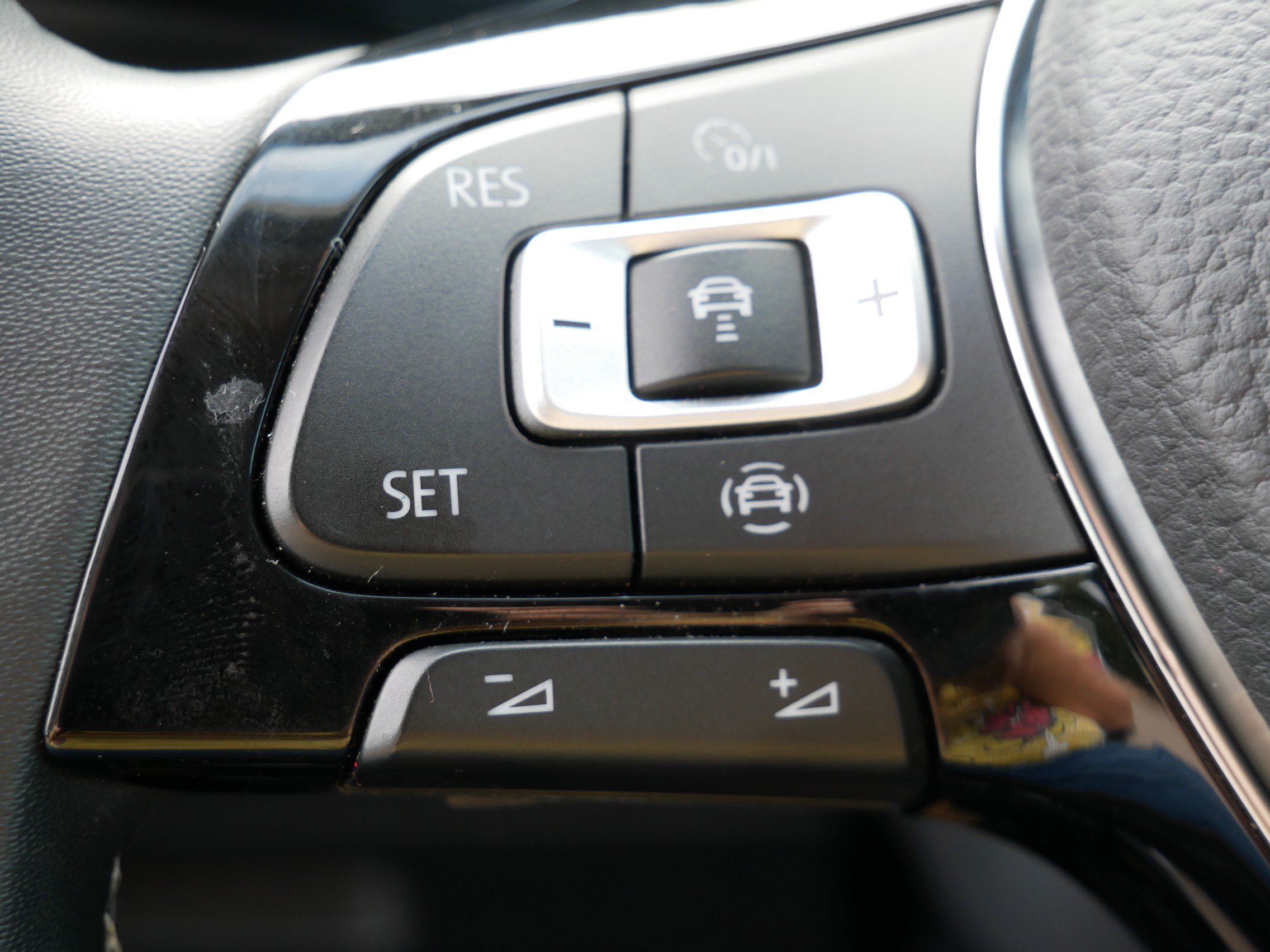 Used 2021 Volkswagen Tiguan SE AWD/4WD image 23