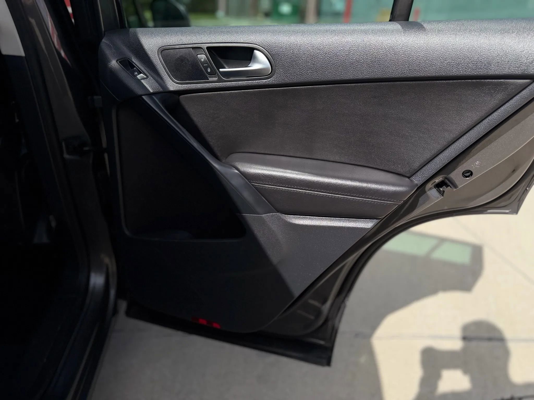 Used 2015 Volkswagen Tiguan SE image 29