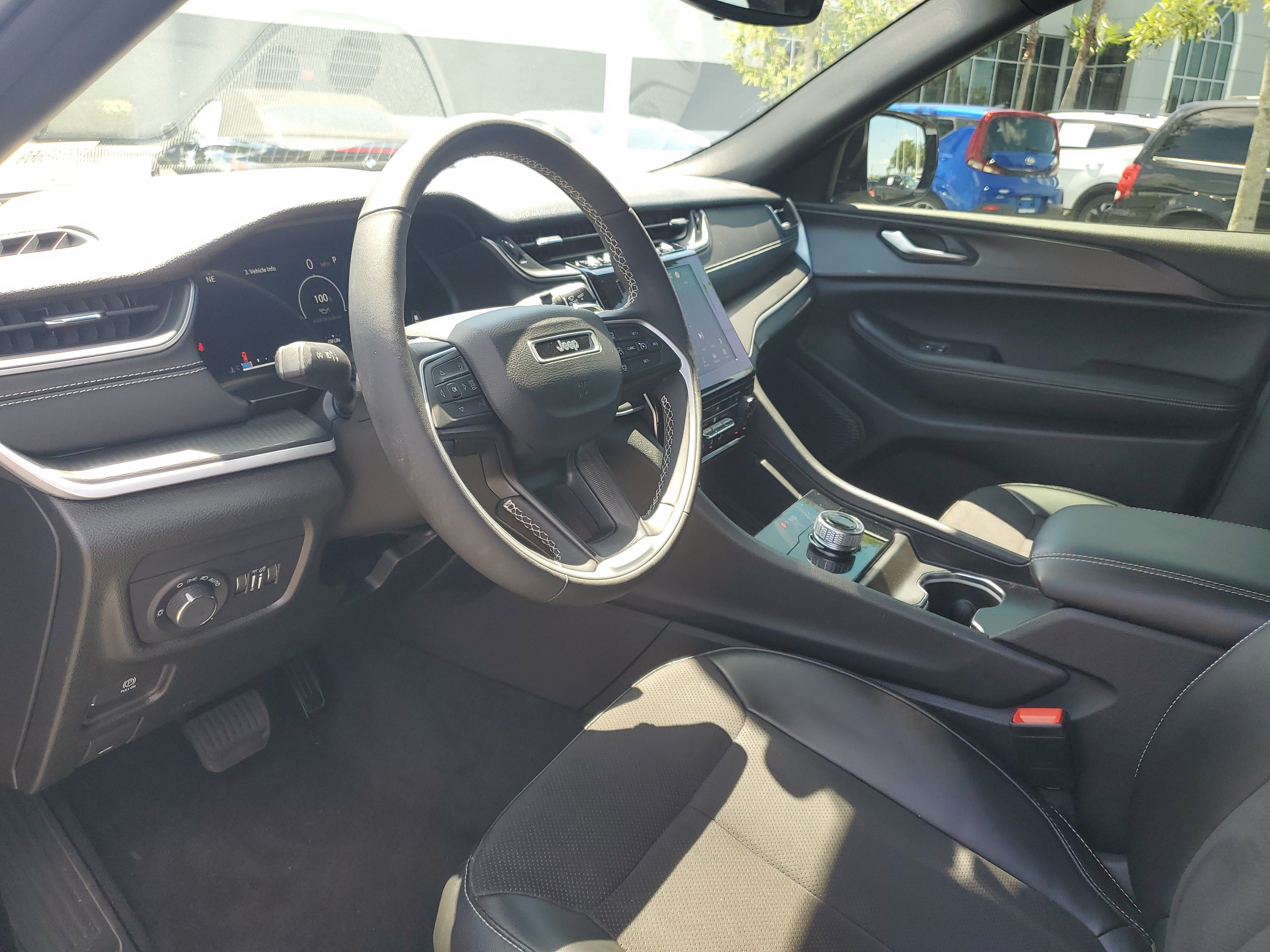 Used 2024 Jeep Grand Cherokee L Altitude RWD image 11