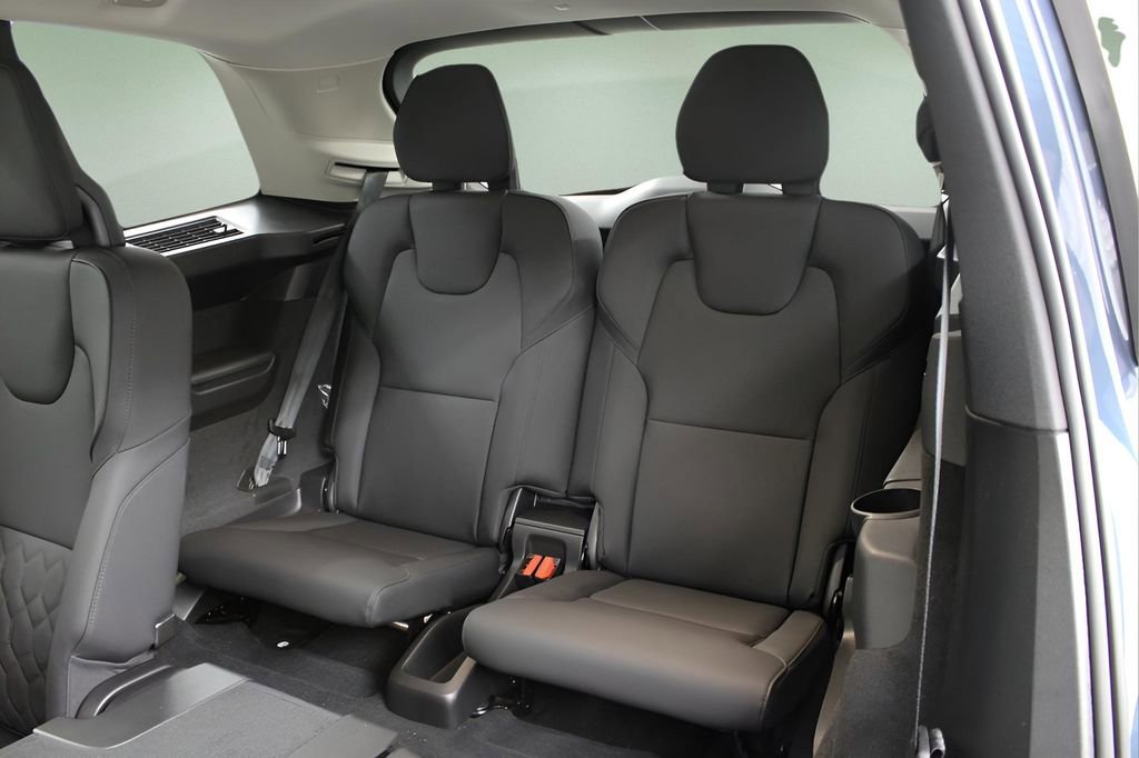New 2025 Volvo XC90 B6 Core w/ Protection Package image 33