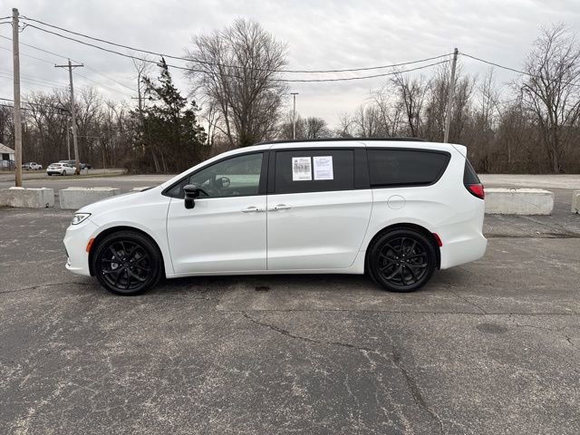 Used 2025 Chrysler Pacifica Limited FWD image 2