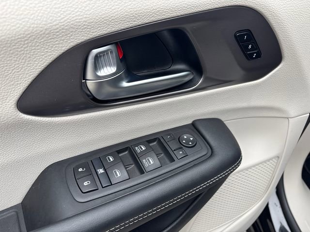 Used 2024 Chrysler Pacifica Touring-L image 19