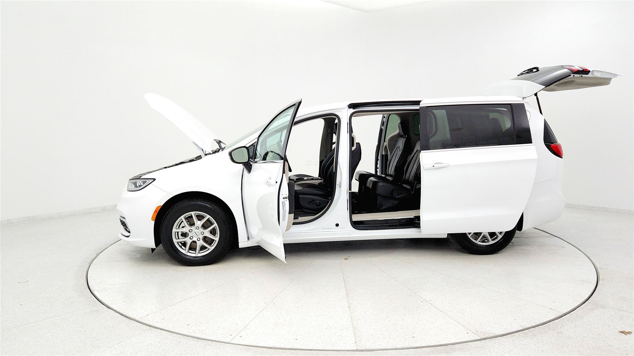 Used 2024 Chrysler Pacifica Touring-L FWD image 32