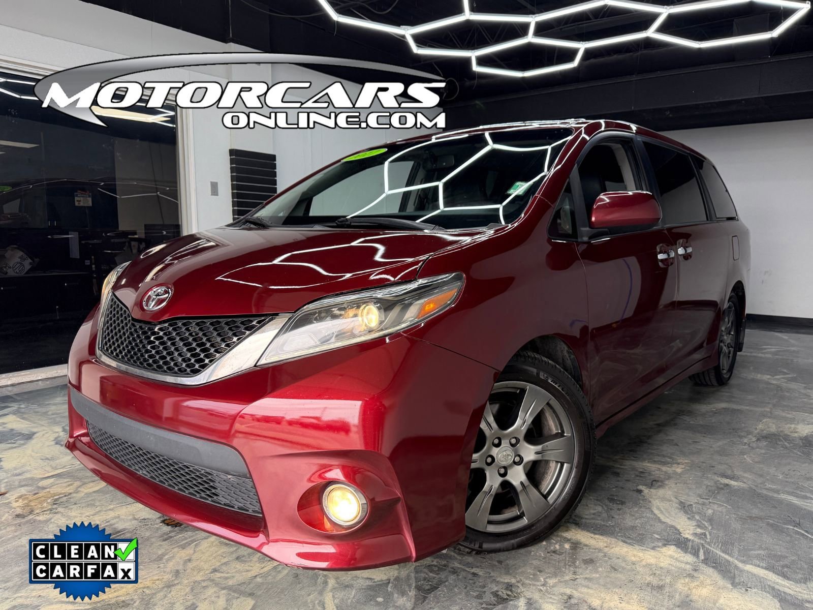 Used 2017 Toyota Sienna SE image 1