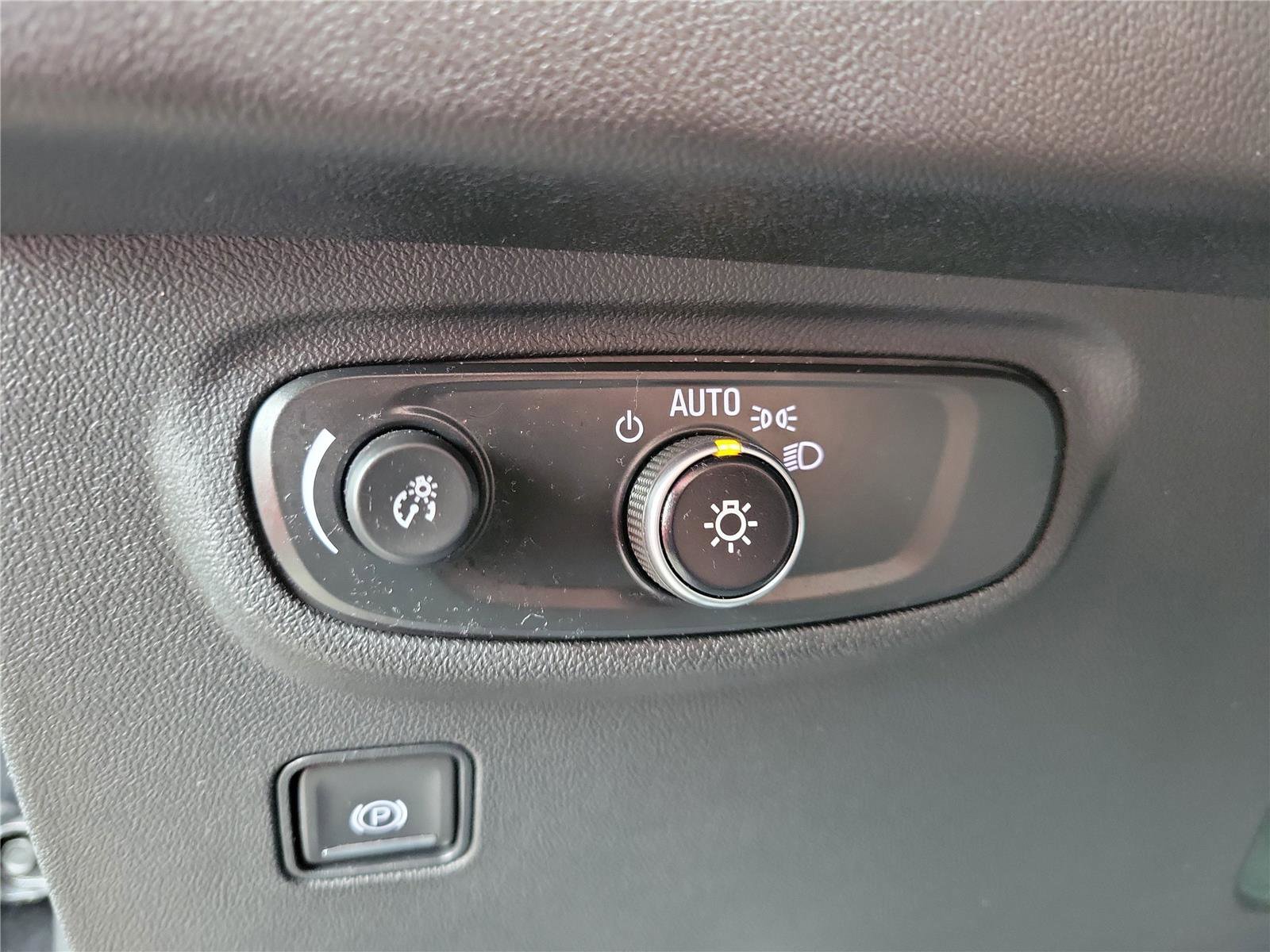 Used 2024 GMC Terrain SLE image 20