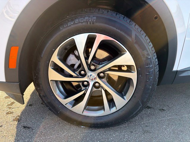 Certified 2022 Buick Envision Essence w/ Safety Package AWD/4WD image 9