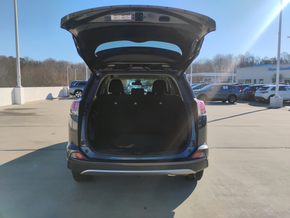 Used 2018 Toyota RAV4 XLE image 17