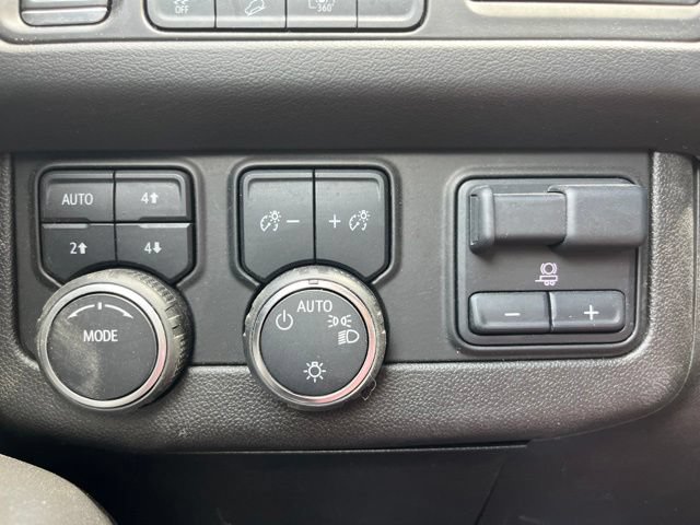 Used 2022 Chevrolet Suburban Z71 w/ Luxury Package AWD/4WD image 26